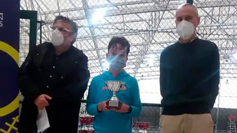 Adri&aacute;n Garc&iacute;a, con su Trofeo, en compa&ntilde;&iacute;a del Organizador del Torneo y del Presidente de la Federaci&oacute;n Navarra de Tenis