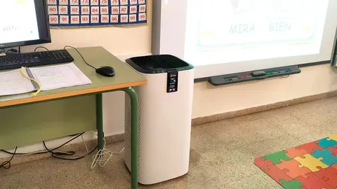 Un purificador de aire en una aula del colegio