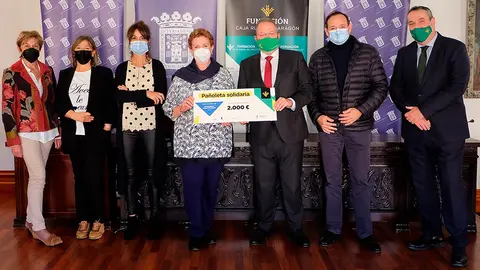 Entrega del cheque procedente de la venta de las pa&ntilde;oletas de fiestas