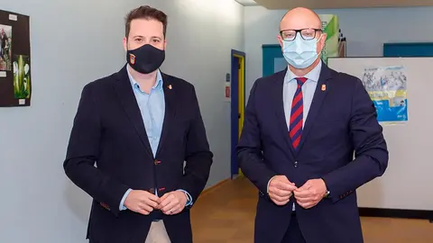 El consejero de Educaci&oacute;n, Carlos Gimeno y el alcalde de Tudela, Alejandro Toquero, en el colegio Elvira Espa&ntilde;a de Tudela