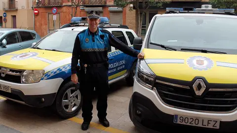 Enrique Chivite, Jefe Polic&iacute;a Municipal junto a los vehiculos utilizados por el cuerpo policial