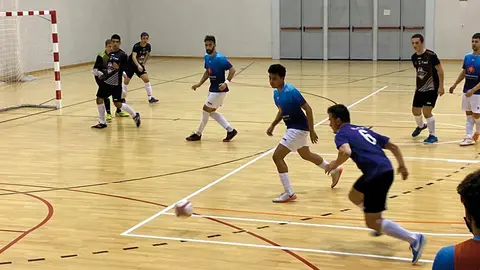 Ataque de un jugador del CD Olite FS en el &aacute;rea del GCH Garbayo Chivite Cintru&eacute;nigo FS