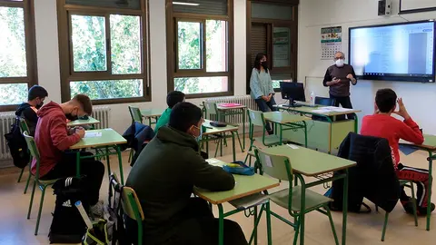 Una secci&oacute;n de 2&ordf; ESO del IES Valle del Ebro con el ponente Jos&eacute; Antonio Arag&oacute;n 3