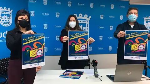 La concejal delegada del &Aacute;rea de Promoci&oacute;n, Irune Garc&iacute;a (centro), acompa&ntilde;ada de Anabel Garc&iacute;a y Aitor Castellano, representantes de TUC