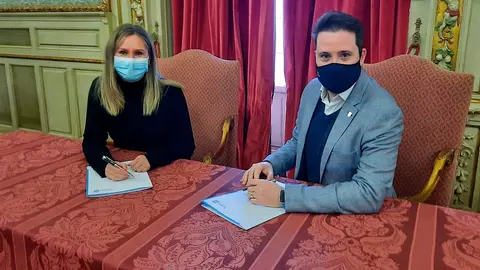 El alcalde de Tudela, Alejandro Toquero y la Directora de Negocio de la Ribera de CaixaBank, Bego&ntilde;a Rem&oacute;n
