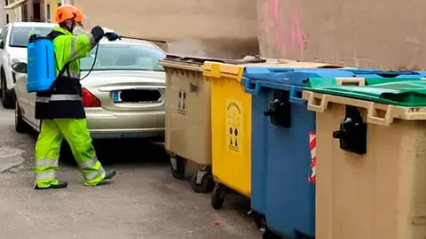 Desinfecci&oacute;n de unos contenedores en Azagra