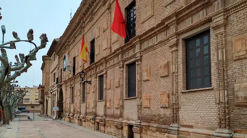 Edificio del Ayuntamiento de Fitero, cuyo vial se encuentra en obras de peatonalizaci&oacute;n parcial