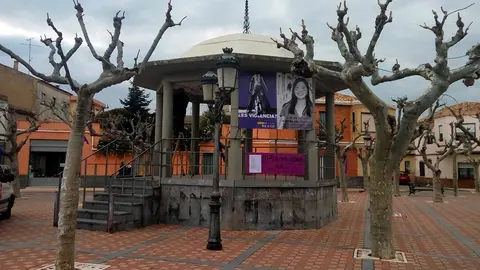 Cartel en el Quisco de los Paseos