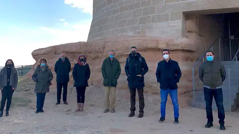 La consejera de Cultura y Deporte, Rebeca Esnaola, y el director general de Cultura, Ignacio Apeztegu&iacute;a, en su visita a la torre del Castillo de Ablitas