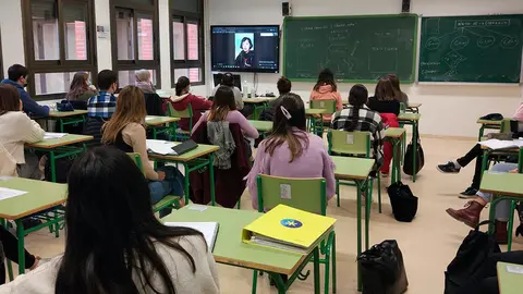 Charla online impartida entre el alumnado de 1&ordm; y 2&ordm; de bachillerato que cursa la asignatura de Franc&eacute;s en el IES Valle del Ebro
