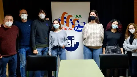 Alumnas y profesorado del instituto Valle del Ebro