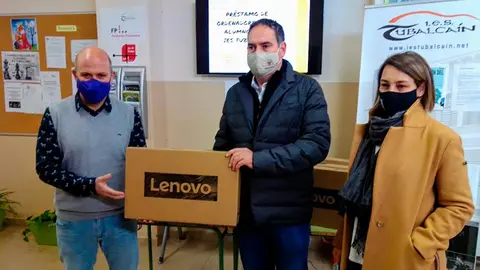 El director del IES Tubalca&iacute;n, Tom&aacute;s Zueco, recibe uno de los nuevos port&aacute;tiles de mano