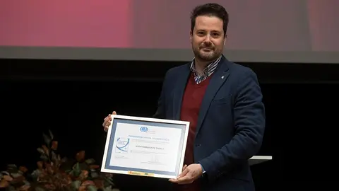 El alcalde de Tudela Alejandro Toquero recibiendo el reconocimiento
