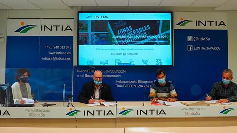 Natalia Bellostas, directora gerente de INTIA; Ignacio Urmenta, Director de Gvtarra; Adri&aacute;n Zapata, agricultor de Milagro y Juan Antonio Ordu&ntilde;a, agricultor de Peralta