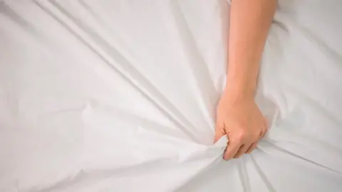 mano cama edred&oacute;n s&aacute;banas sexo amor
