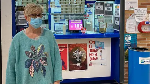 Mar&iacute;a &Aacute;ngeles Urd&aacute;niz Ostiz en su puesto de loter&iacute;as