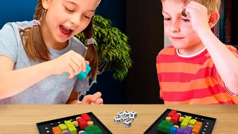 Dos ni&ntilde;os jugando con Batalla de genios de L&uacute;dilo