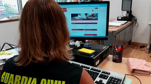 Una agente de la polic&iacute;a judicial de la Guardia Civil analizando una p&aacute;gina de internet