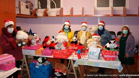 Sagrario Jim&eacute;nez P&eacute;rez, Pepi Villalba Paloma, M.&ordf; Pilar Madurga Jim&eacute;nez, Pilar Vallesp&iacute;n Nueno y Mar&iacute;a Casanova P&eacute;rez junto a los juguetes que han entregado a las familias destinatarias