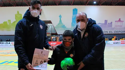 &Eacute;ste fue entregado por Javi Lesc&uacute;n, coordinador de la Escuela; y Jos&eacute; Lucas Mena 'Pato', director de la misma