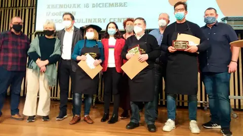 Los premiados del XXV Concurso de Txistorra de Euskal Herria junto al jurado
