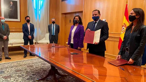 La presidenta del Gobierno de La Rioja, Concha Andreu, el ministro de Transportes &Aacute;balos y la presidenta de Adif firman el protocolo para el primer tramo de alta velocidad en la Comunidad