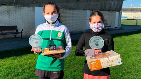 Paulina Gil con su Trofeo y su rosc&oacute;n de Reyes, acompa&ntilde;ada de su rival en la Final de San Juan