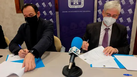 Luis Jos&eacute; Arrechea y Manuel Escola Hernando firmando el contrato de servicio de informaci&oacute;n municipal ciudadana multicanal