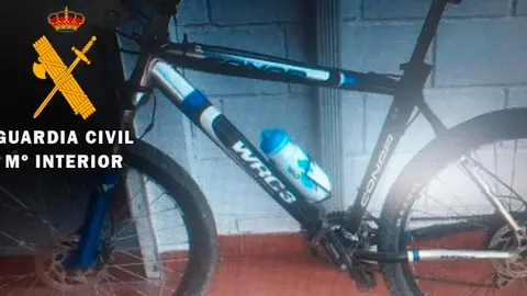En la denuncia figuran como hurtados, un casco de ciclista marca Boost y una bicicleta marca Conor con un complemento triangular