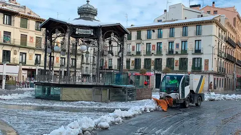 Retirada de nieve en la plaza de los Fueros durante el temporal Filomena de estos d&iacute;as