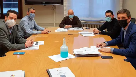 Alejandro Toquero Sergio Villava, Eusebio S&aacute;ez, Bernardo Ciriza, Jes&uacute;s Mari Rodr&iacute;guez y Francisco Fern&aacute;ndez en la reuni&oacute;n que mantuvieron en Pamplona