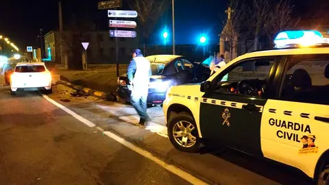 La colisi&oacute;n sufrida entre los dos veh&iacute;culos como posible consecuencia de no respetar la se&ntilde;alizaci&oacute;n de Stop