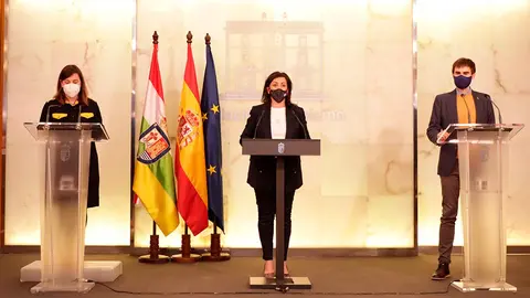 La presidenta del Gobierno de La Rioja, Concha Andreu, en la comparecencia de ayer junto con la consejera de Salud y portavoz, Sara Alba, y el director general de Salud P&uacute;blica, Consumo y Cuidados, Pello Latasa