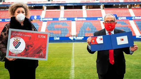 Luis Sabalza, presidente de Osasuna, y Maika Jim&eacute;nez Lapetra, responsable de oficinas de Correos en Navarra