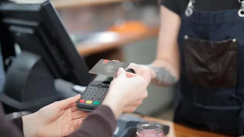 Una mujer realiza un pago en un establecimiento