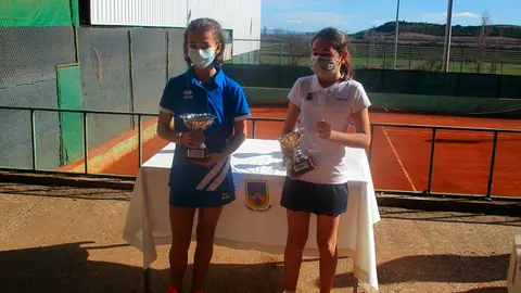 Mar&iacute;a Trujillo (de azul) y Paulina Gil (de blanco) con sus trofeos