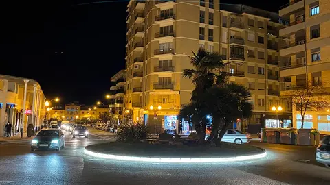 Rotonda de Avenida Zaragoza iluminada