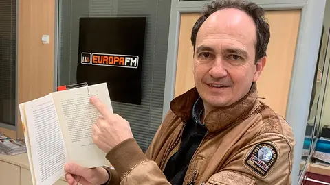 Fernando Mart&iacute;nez Villanueva con el marcap&aacute;ginas Top Libro