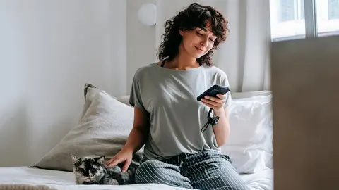 m&oacute;vil tel&eacute;fono hogar gato cama chat mujer chica tecnolog&iacute;a WhatsApp compra online