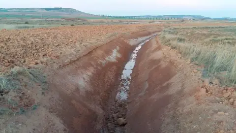 Zanja de drenaje junto a la laguna de Bajab&oacute;n, en el t&eacute;rmino de Ablitas