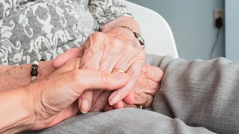 manos vejez anciano persona mayor alzheimer cuidador atenci&oacute;n dependencia