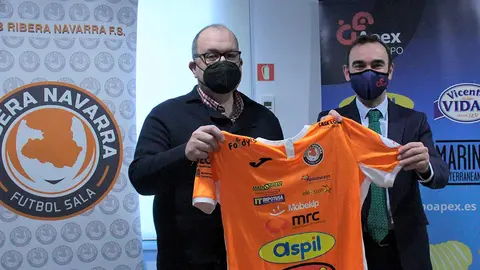 Alberto Ram&iacute;rez y Santiago Sala con la camiseta del Ribera Navarra FS