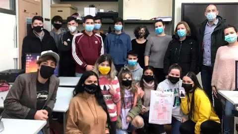 Alumnado de primero de grado medio de la EASDI con el alcalde y la concejal