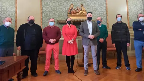 El alcalde Alejandro Toquero ha hecho p&uacute;blica la decisi&oacute;n acompa&ntilde;ado del Cabildo catedralicio, la Asociaci&oacute;n de cofrad&iacute;as, la Hermandad de la Pasi&oacute;n, la Orden del Volat&iacute;n y los organizadores de la ceremonia de la Bajada del &Aacute;ngel