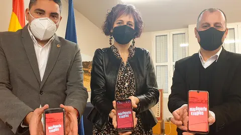 El alcalde de Ribaforada, Tirso Calvo, la consejera de Cultura y Deporte, Rebeca Esnaola, y el alcalde de Fusti&ntilde;ana, Sergio Vitas