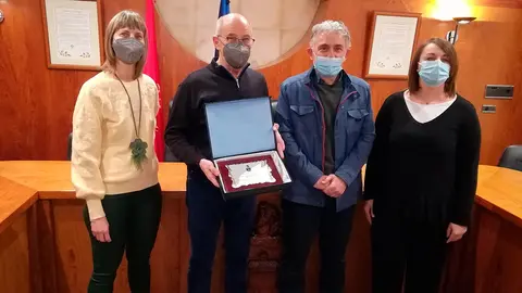 Marian Urtasun (Concejala), Luis Sancho (Alcalde), Luis Lucas (Bibliotecario) y Lara Bartos (Concejala)