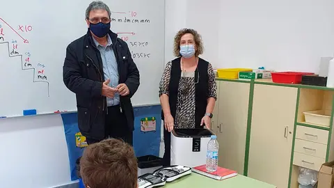 El alcalde de Milagro, Jos&eacute; Ignacio Pardo, acompa&ntilde;ado de la directora del colegio p&uacute;blico, M&ordf; Carmen P&eacute;rez