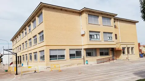 Sustituci&oacute;n de las ventanas del colegio San Bartolom&eacute; de Ribaforada 1