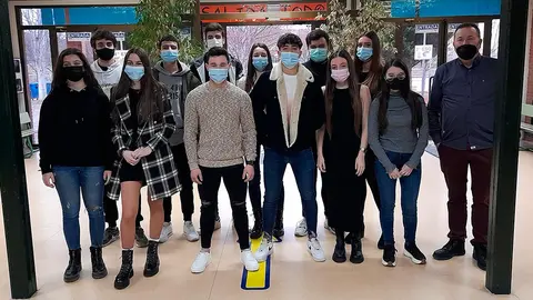 Alumnado del IES Valle del Ebro con uno de los profesores de la materia, Francisco Santos