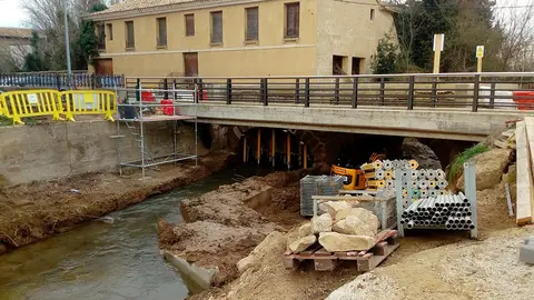 Imagen de las obras de reparaci&oacute;n del puente de Cascante sobre el r&iacute;o Queiles